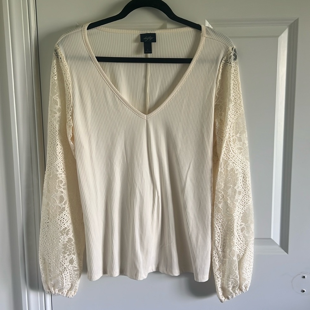 Women's Daytrip Size Large Cream Long Sleeve Tshirt with lace sleeves